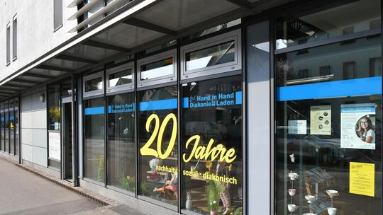 Seit 20 Jahren am selben Standort: Der Diakonieladen in Kirchheim in der Hindenburgstraße. Foto: Cornelia Wahl