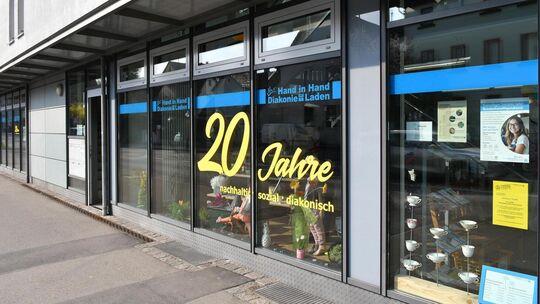 Seit 20 Jahren am selben Standort: Der Diakonieladen in Kirchheim in der Hindenburgstraße. Foto: Cornelia Wahl Seit 20 Jahren am selben Standort: Der Diakonieladen in Kirchheim in der Hindenburgstraße. Foto: Cornelia Wahl
