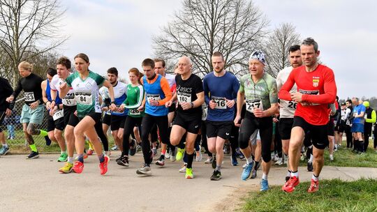 Laufuhr an, und los: Beim Bärlauchlauf in Reudern waren so viele dabei wie schon lange nicht mehr.  Foto: Markus Brändli