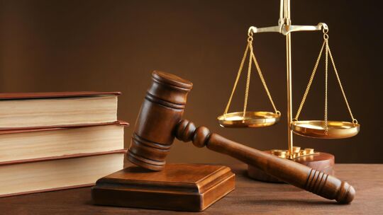 Das Trio wird vor der Großen Schwurgerichtskammer am Stuttgarter Landgericht des versuchten Totschlags und der gefährlichen Körp Das Trio wird vor der Großen Schwurgerichtskammer am Stuttgarter Landgericht des versuchten Totschlags und der gefährlichen Körp