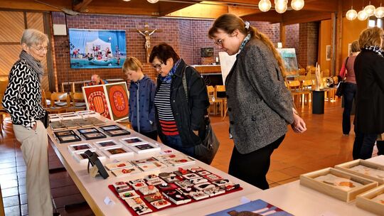 Viel zu bestaunen gab es beim Kunstmarkt im Gemeindezentrum ­Peter und Paul in Ötlingen.  Foto: Florian Stegmaier