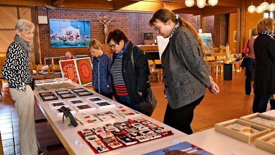 Viel zu bestaunen gab es beim Kunstmarkt im Gemeindezentrum Peter und Paul in Ötlingen. Foto: Florian Stegmaier Viel zu bestaunen gab es beim Kunstmarkt im Gemeindezentrum Peter und Paul in Ötlingen. Foto: Florian Stegmaier