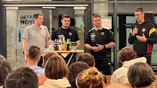 Markus Hornung, Kai Bönisch und Kai Tischer von der HSG OLE sowie Frauen-Nationaltrainer Markus Gaugisch (von links) sprachen vo