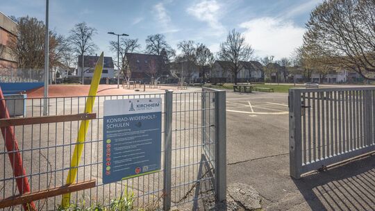 Das Betreten des Sportgeländes der KW-Schule ist an Sonn- und Feiertagen grundsätzlich verboten. Foto: Carsten Riedl