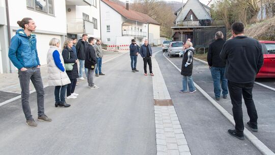 Der Neidlinger Gemeinderat besichtigt die erstmals hergestellte Veitstraße. Foto: Peter Dietrich
