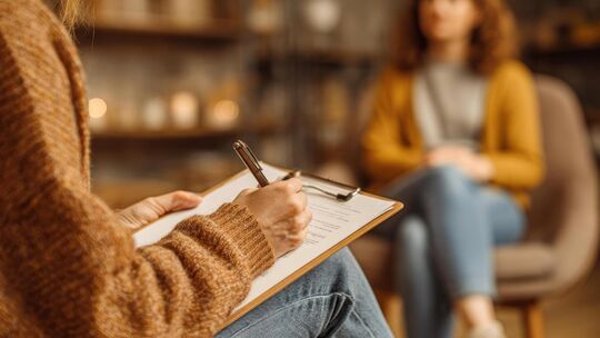 Der Bedarf an Psychotherapie ist hoch. Werden den ambulanten Therapeuten die Honorare für Kassenleistungen gekürzt, wie es aktue Der Bedarf an Psychotherapie ist hoch. Werden den ambulanten Therapeuten die Honorare für Kassenleistungen gekürzt, wie es aktue