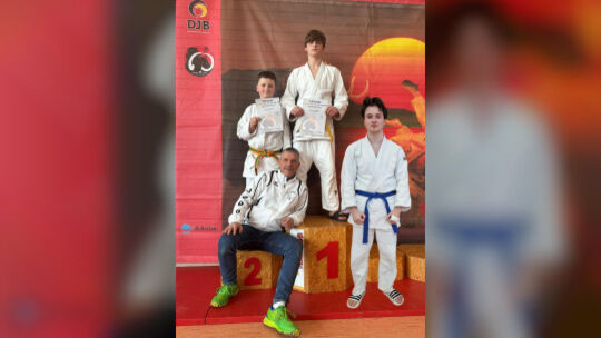 Erfolgs-Trio mit Trainer (hinten v.l.): Theodor Korcik und Artem Naidenko, Karsten Deutinger (vorne links) und Demon Becker. Fot Erfolgs-Trio mit Trainer (hinten v.l.): Theodor Korcik und Artem Naidenko, Karsten Deutinger (vorne links) und Demon Becker. Fot