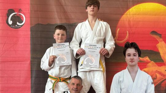 Erfolgs-Trio mit Trainer (hinten v.l.): Theodor Korcik und Artem Naidenko, Karsten Deutinger (vorne links) und Demon Becker. Fot