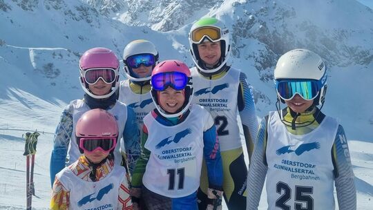 Das überregionale Aushängeschild im alpinen Skirennzirkus (von links vorne): Ella Schweizer, Carla Schweizer, Helena Lutz, Vikto