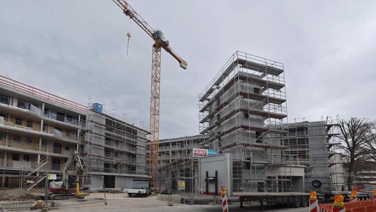 In Kirchheim wird gebaut, wie hier in den Badwiesen. Im Landkreis herrscht trotzdem akuter Wohnungsmangel. Foto: Carsten Riedl