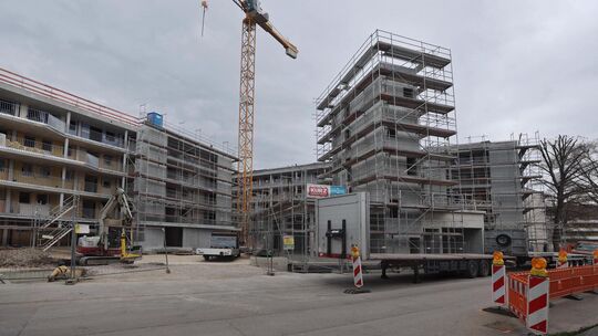 In Kirchheim wird gebaut, wie hier in den Badwiesen. Im Landkreis herrscht trotzdem akuter Wohnungsmangel. Foto: Carsten Riedl