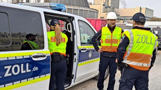 Thomas Seemann (Mitte) und die Beamten des Hauptzollamts Stuttgart bereiten den Großeinsatz vor.