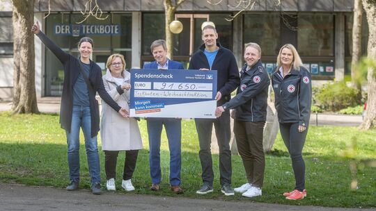 Insgesamt 91.650 Euro kamen bei der 46. Teckboten Weihnachtsaktion zusammen. Verleger Ulrich Gottlieb (3. von links) hat den Ver