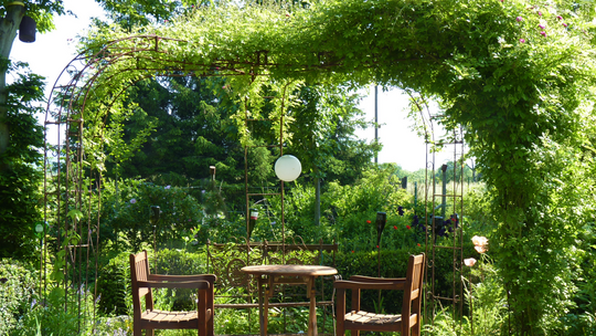 Eine Pergola oder ein Pavillon grenzt innerhalb des Gartens einzelne Bereiche klar voneinander ab und lässt ihn größer und spann