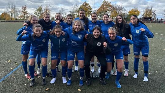 Die Kirchheimer Fußballerinnen und das Trainerteam gehen gemeinsam in die nächste Saison. Foto: pr