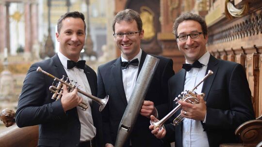 Mit einem festlichen Konzert wird das Ensemble Trio Toccata mit den Musikern Daniel Bucher und Florian Keller sowie dem Salemer