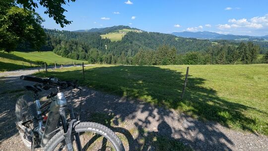 Insgesamt sind 39,3 Millionen Menschen im Urlaub, auf Reisen oder in der Freizeit mit dem Rad unterwegs, wobei die Nutzung von E