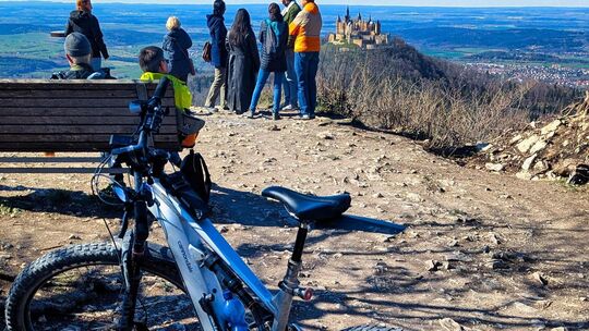 Der Hohenzollern Radweg führt an spektakulären Schlössern, Residenzen und Burgen auf der Schwäbischen Alb vorbei bis hinunter zu