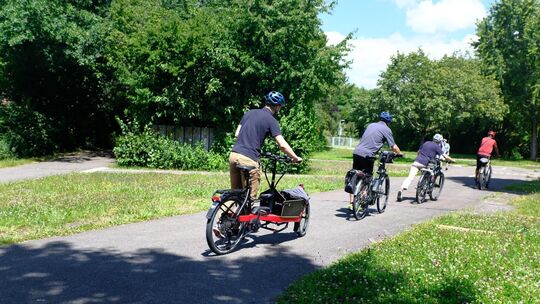 Die Teilnehmenden beim ADFC-Radspaß-Kurs üben beim Rollern, das Gleichgewicht zu halten. Foto: ADFC-Radspaß