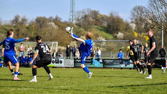 Fußball Bezirksliga TSV Jesingen (blau) - TSV Denkendorf (schwarz)