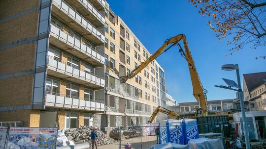 Mit dem Abriss von Haus 2 aus den Sechzigerjahren begannen im November die umfangreichen Modernisierungsarbeiten im Klinikum Ess