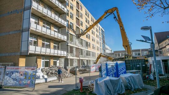 Mit dem Abriss von Haus 2 aus den Sechzigerjahren begannen im November die umfangreichen Modernisierungsarbeiten im Klinikum Ess Mit dem Abriss von Haus 2 aus den Sechzigerjahren begannen im November die umfangreichen Modernisierungsarbeiten im Klinikum Ess