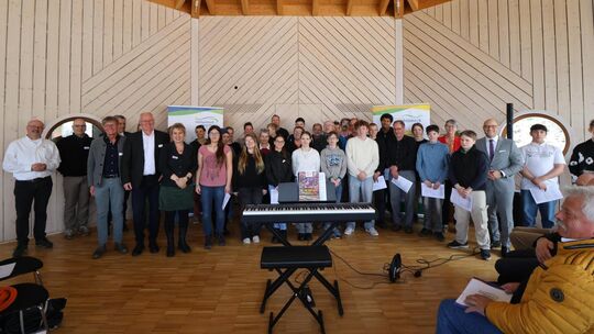 Landrat Marcel Musolf (3.v.r.) und die Sozialdezernentin des Landkreises Katharina Kiewel (5.v.r.) gehörten zu den Gästen der Er Landrat Marcel Musolf (3.v.r.) und die Sozialdezernentin des Landkreises Katharina Kiewel (5.v.r.) gehörten zu den Gästen der Er