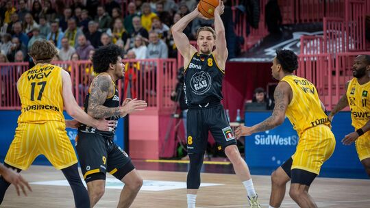 Lucas Mayer hat den Ball, die Knights die zwei Punkte. Foto: Nina Sander Lucas Mayer hat den Ball, die Knights die zwei Punkte. Foto: Nina Sander