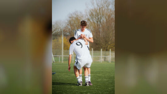 Torschützen unter sich: Notzingens Marian Ropertz (hinten) und Veli Boz. Foto: Celina Brüske