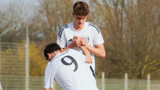 Torschützen unter sich: Notzingens Marian Ropertz (hinten) und Veli Boz. Foto: Celina Brüske