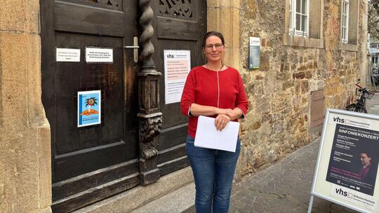 Die stellvertretende Leiterin der Volkshochschule Kirchheim Friederike Leisener freut sich über den offenen Brief an den Präside Die stellvertretende Leiterin der Volkshochschule Kirchheim Friederike Leisener freut sich über den offenen Brief an den Präside