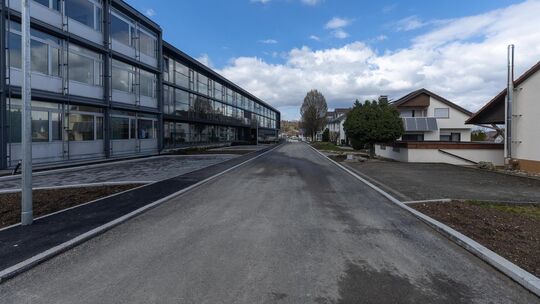 Der Deckbelag ist schon wieder drauf: Ab Dienstag darf hier wieder gefahren werden. Foto: Carsten Riedl