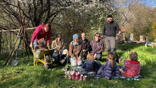 Mitglieder des Vereins „Gemeinsam kleiner Leben“ auf einem Gartengrundstück in der Halde.  Foto: Antje Dörr