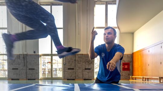 Moritz Hönig, der früher selbst aktiv Leichtathletik betrieben hat, leitet im VfL jede Woche das Nachwuchstraining.  Foto: Carst