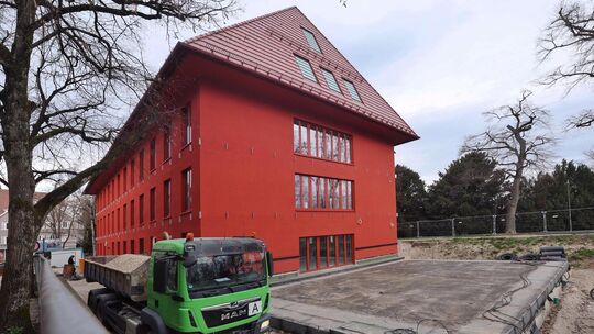 Das Verwaltungsgebäude am Kirchheimer Rollschuhplatz soll im August fertiggestellt und bis Oktober bezogen sein. Die Terrasse st Das Verwaltungsgebäude am Kirchheimer Rollschuhplatz soll im August fertiggestellt und bis Oktober bezogen sein. Die Terrasse st