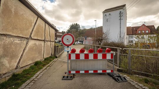 Kein Durchkommen: Die Durchfahrt zum Scholderplatz über die Lindach ist gesperrt. Foto: Carsten Riedl