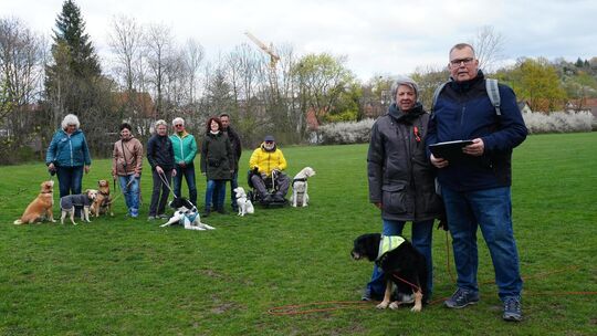 Thomas Auerbach (rechts) mit seiner Frau Christina und ihrer Hündin Laila. Im Hintergrund haben sich bereits erste Unterstützer