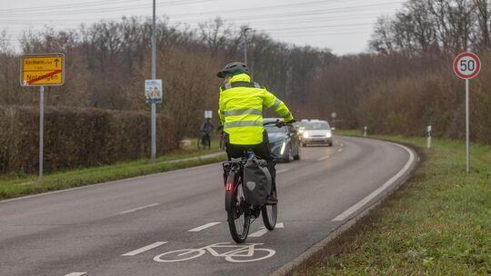 Radfahrer, die am Ortsausgang von Notzingen Richtung Kirchheim fahren wollen, müssen die viel befahrene Landesstraße L1201 quere