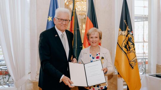 Ministerpräsident Winfried Kretschmann hat die ehemalige Leiterin des Freilichtmuseums Beuren Steffi Cornelius ausgezeichnet. Fo