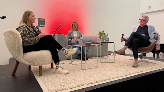 Linn Kazmaier, Verena Bentele und Peter Brändle auf der Talkbühne im Johannesforum. Fotos: Philip Sandrock