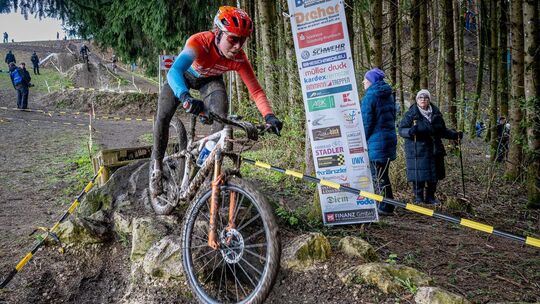 Mit sich zufrieden, mit dem matschigen Boden nicht: Kira Böhm. Foto: Armin M. Küstenbrück