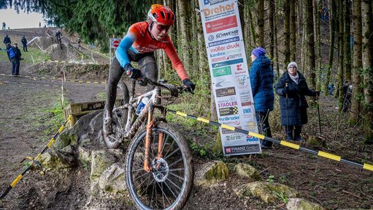 Mit sich zufrieden, mit dem matschigen Boden nicht: Kira Böhm. Foto: Armin M. Küstenbrück Mit sich zufrieden, mit dem matschigen Boden nicht: Kira Böhm. Foto: Armin M. Küstenbrück