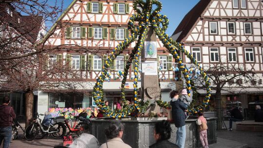 In Kirchheim ziert der bunt geschmückte Osterbrunnen den Marktplatz. Foto: Jörg Bächle In Kirchheim ziert der bunt geschmückte Osterbrunnen den Marktplatz. Foto: Jörg Bächle