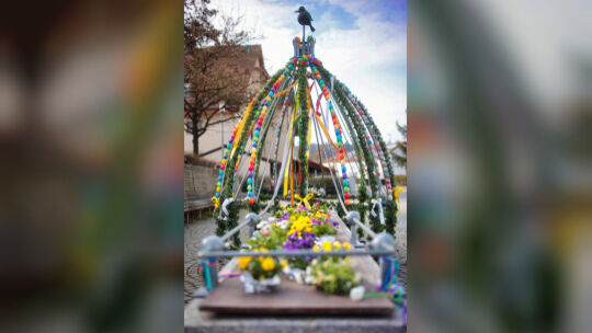 Der Brunnen in Lindorf strahlt in vielen bunten Farben. Foto: Jörg Bächle