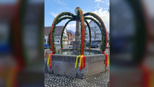 In Bissingen zieren Ostereier in Rot, Gelb und Orange den Adlerbrunnen im Ortskern. Foto: pr In Bissingen zieren Ostereier in Rot, Gelb und Orange den Adlerbrunnen im Ortskern. Foto: pr