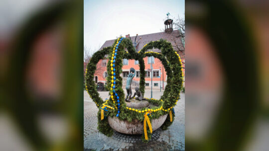 Der Brunnen in Oberlenningen ist festlich in Blau und Gelb geschmückt. Foto: Jörg Bächle