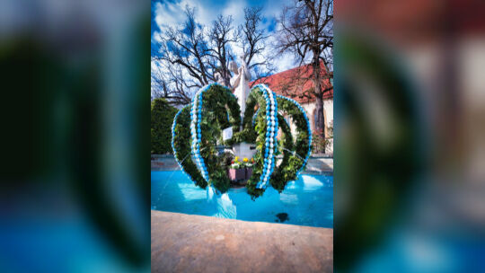 Auch in Weilheim wurde der Brunnen liebevoll gestaltet – dort in Blau und Weiß. Foto: Jörg Bächle