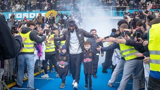 Gefeierter Gast: Antonio Rüdiger läuft unter dem Jubel der Fans ins Kirchheimer Stadion ein. Foto: Carsten Riedl