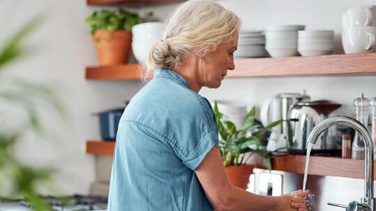 Menschen, die nicht mehr gut hören können, bekommt es oft nicht mit, wenn sie angesprochen werden. Foto: stock.adobe.com