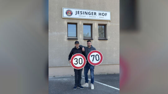 Jürgen und Sven Klein vor dem Jesinger Hof. Foto: Iris Häfner